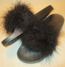 G.N.D. Womens 9 Black Feathers Top, Contour Insole Flat Outsole Comfort Sandals