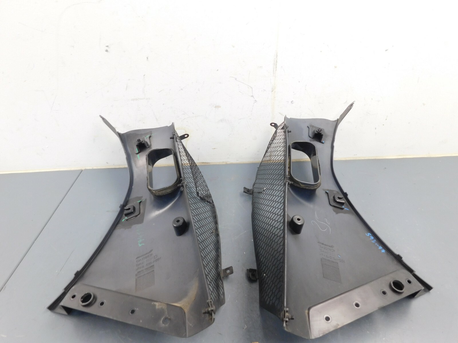 2016 15 17 18 19 McLaren 570S 570 Rear Panel Molding / Screens - L/R #0408 Q5