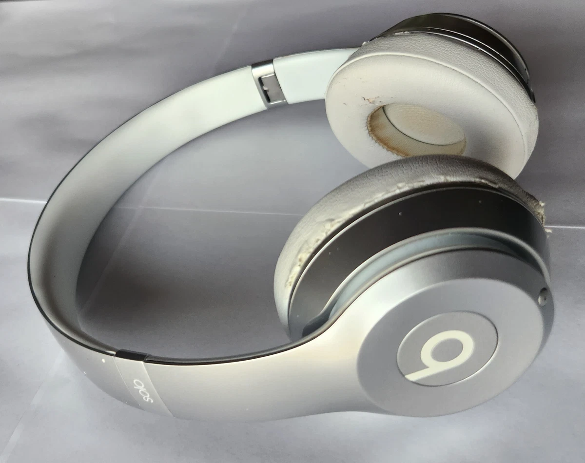 USED Silver Beats Solo2 Wireless Headphones MKLE2AM/A -Works but
