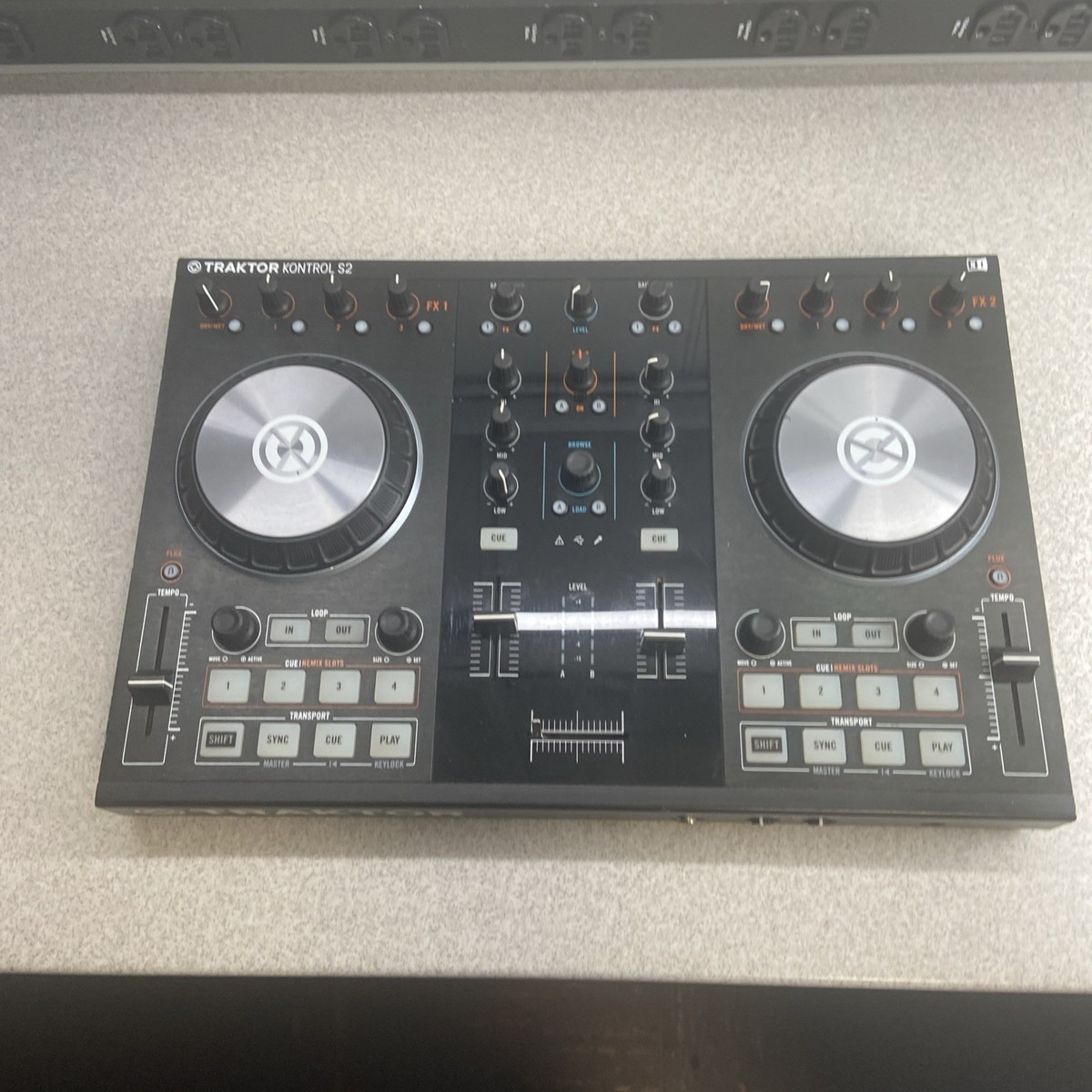 Native Instruments Traktor Kontrol S2 MK2 2-Channel DJ Controller