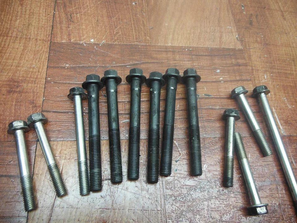 Honda ST1300P 2005 pernos de motor hardware tornillos de motor Foto 3 de 4