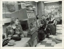 1956 Press Photo Actress Betty Lou Keim and friends listening to jukebox