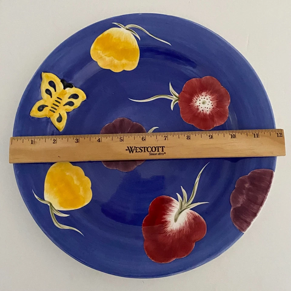 2 PLATOS DE CENA, LAURIE GATES, flores, mariposa REPUJADA, azul amarillo Foto 4 de 4