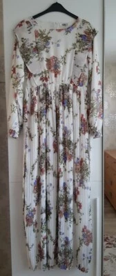 Robe longue mousseline plissée blanche à fleurs, volant. Taille 42. Neuve - Photo 1/4