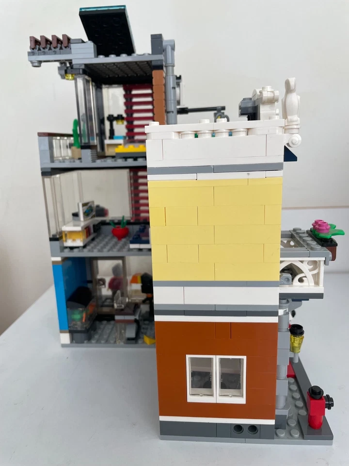 LEGO Creator 31097 Townhouse Pet Shop & Café, photo 3 of 4