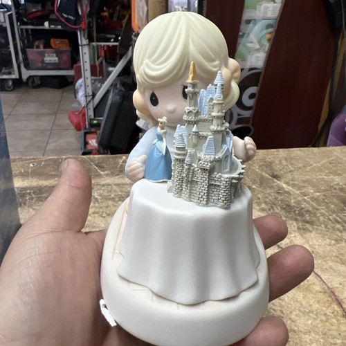 Disney Precious Moments Aschenputtel & Schloss "A World of My Own" Figur - Bild 3 von 9