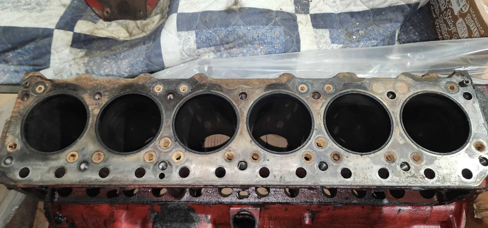 International Harvester | Bloque de motor diésel D282 y tapas principales Foto 2 de 2