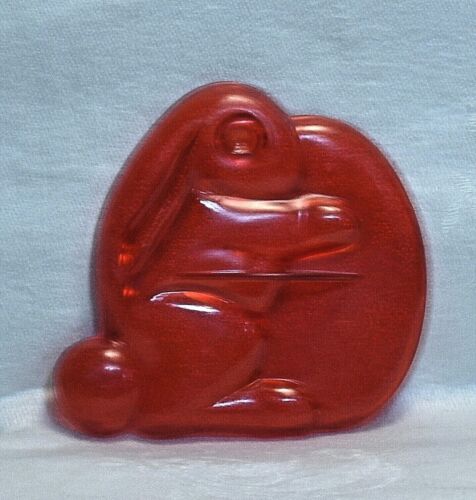 Aunt Chicks Vintage Red Plastic Cookie Cutter / Mold- Bunny Rabbit w/ Egg Easter - Afbeelding 1 van 3