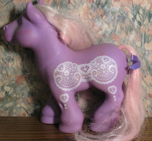 Hasbro Little Lipstick Surprise Magic Meadow Ponys Springsong - Lila / Weiß - Bild 4 von 9