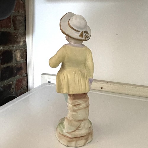 Estatua de porcelana bisque de 10,5" niño rubio joven con flor chaleco medias sombrero - Imagen 4 de 9