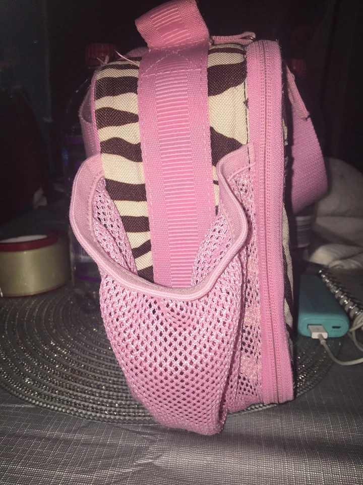 Bolsa de almuerzo Pottery Barn Kids rosa cebra personalizada “Bretaña” Foto 2 de 4