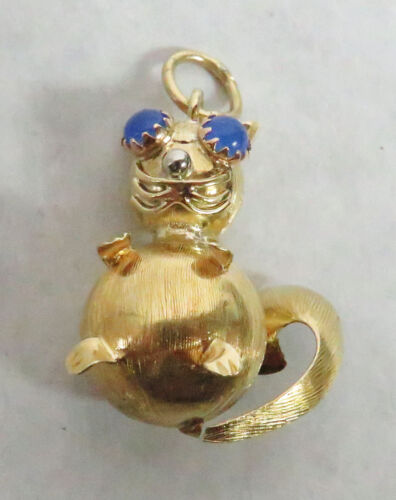 WHIMSICAL 18K YELLOW GOLD FAT CAT WITH JEWELED EYES CHARM / PENDANT