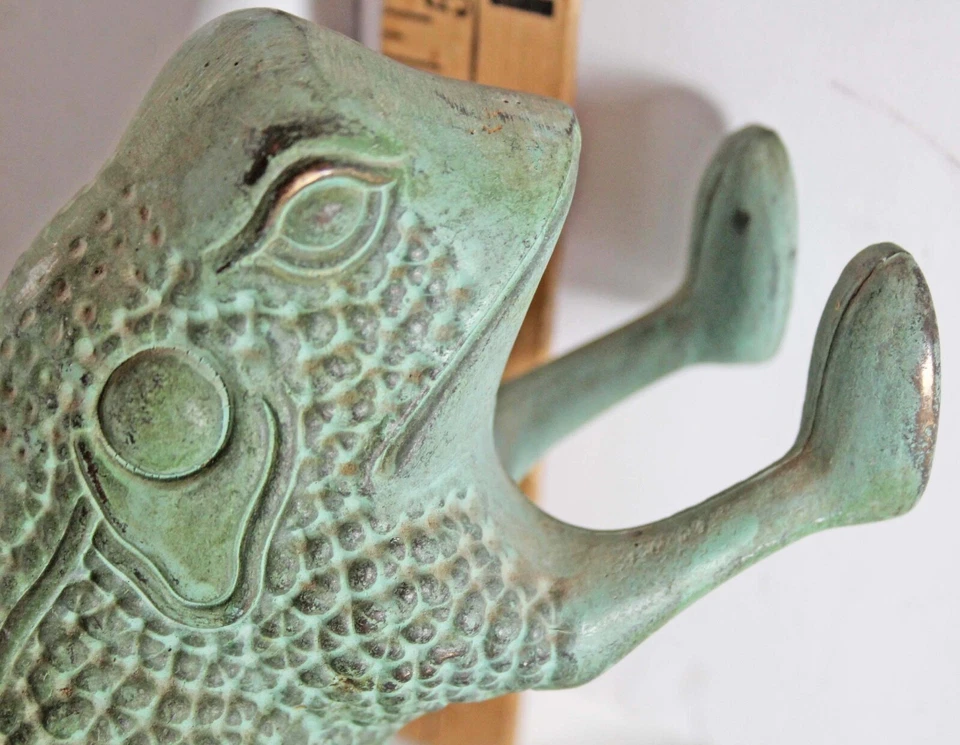 Estatuilla de sujetalibros de rana verdegris de pie y empujando de latón Foto 2 de 4