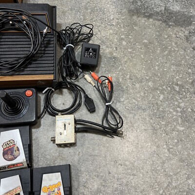 Console Atari 2600 Noire Avec Manettes, Câbles Et Jeu Q*bert - PAL