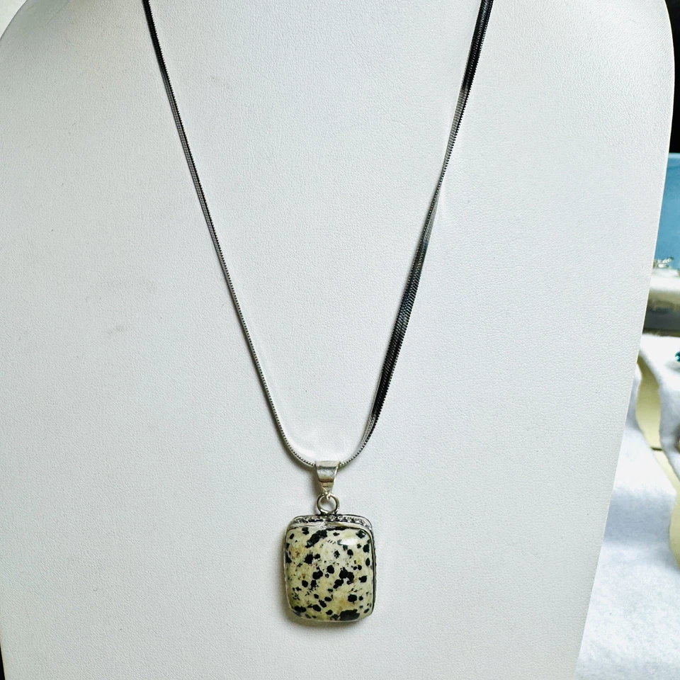 Ожерелье с миниатюрными людьми ручной работы из смолы далматинский камень единственное в своем роде двустороннее  - Изображение 2 из 4