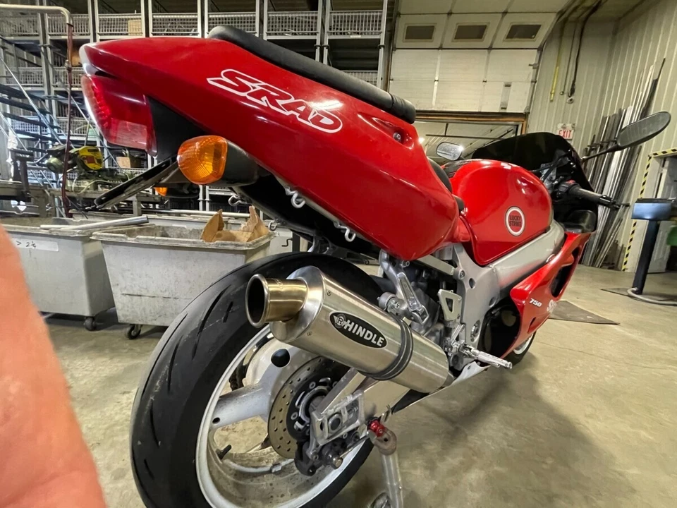 Sistema de escape trasero Suzuki GSXR750WT SRAD 96-99. Sistema completo, stock Reino Unido. Foto 2 de 4