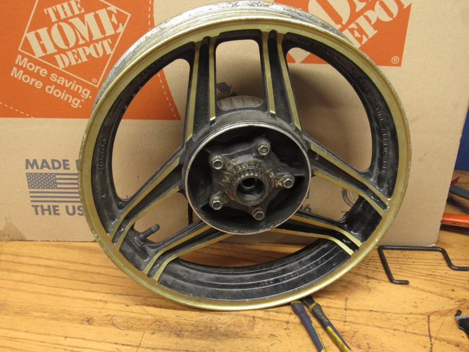 Llanta trasera HONDA 83 84 85 VF700S VF 700 S SABRE llanta dorada  Foto 4 de 4