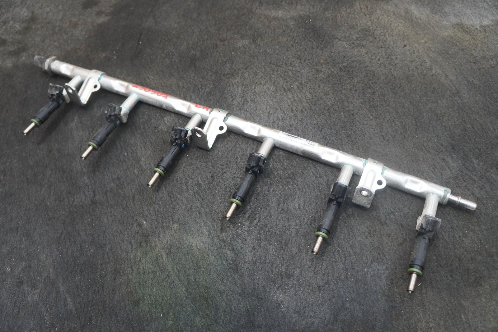 Left Fuel Injection Rail Pipe 6 Injector Set V12 HY53-9F593-AA Aston Martin DB11