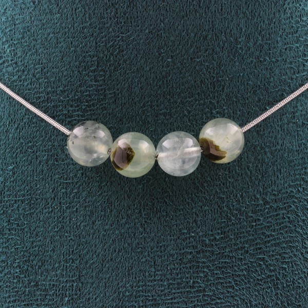 Mineralien Und Edelsteine. Halskette Mit 4 Perlen Prehnit Aus Afrika 8 Mm Kette-image