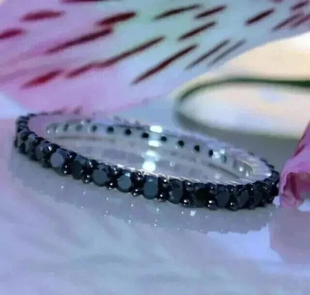 Anillo de eternidad completo redondo simulado de diamantes negros de 2 quilates enchapado en oro blanco de 14 k Foto 3 de 4