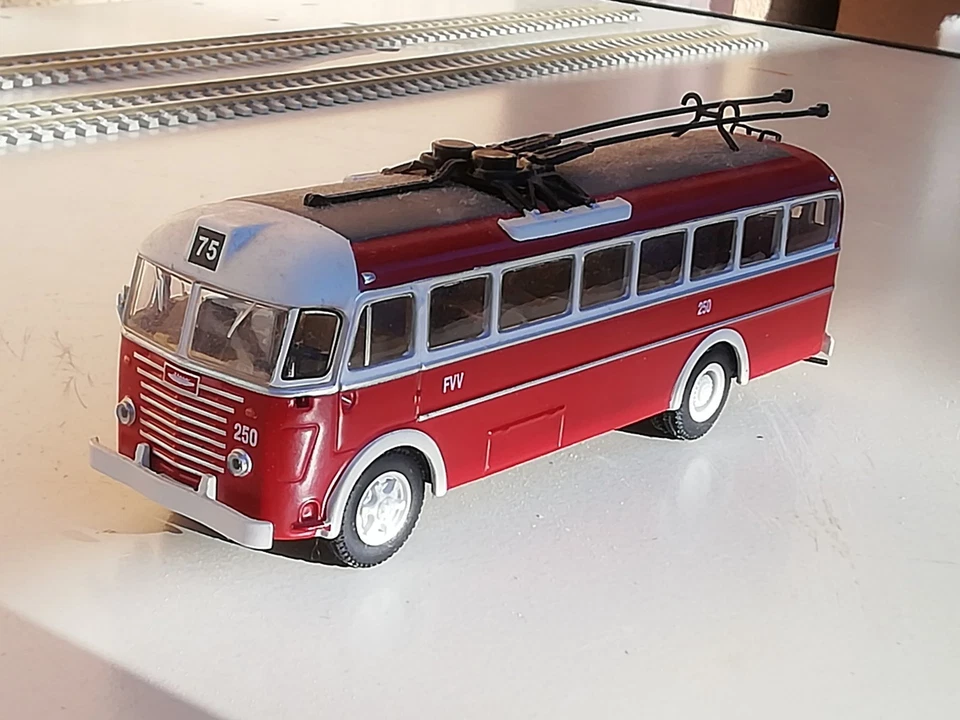 ATLAS FILOBUS IKARUS ANNI '50/'60 CASSA IN METALLO,BEN DETTAGLIATO SCALA 1/72 - Immagine 2 di 2