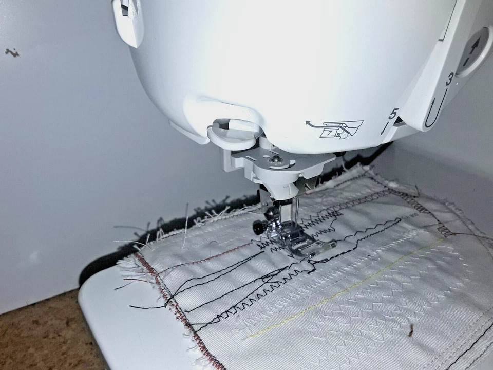 Nähmaschine brother innovis 30 wie neu OHNE Fußpedal/Stromkabel desh wie defekt - Bild 3 von 3