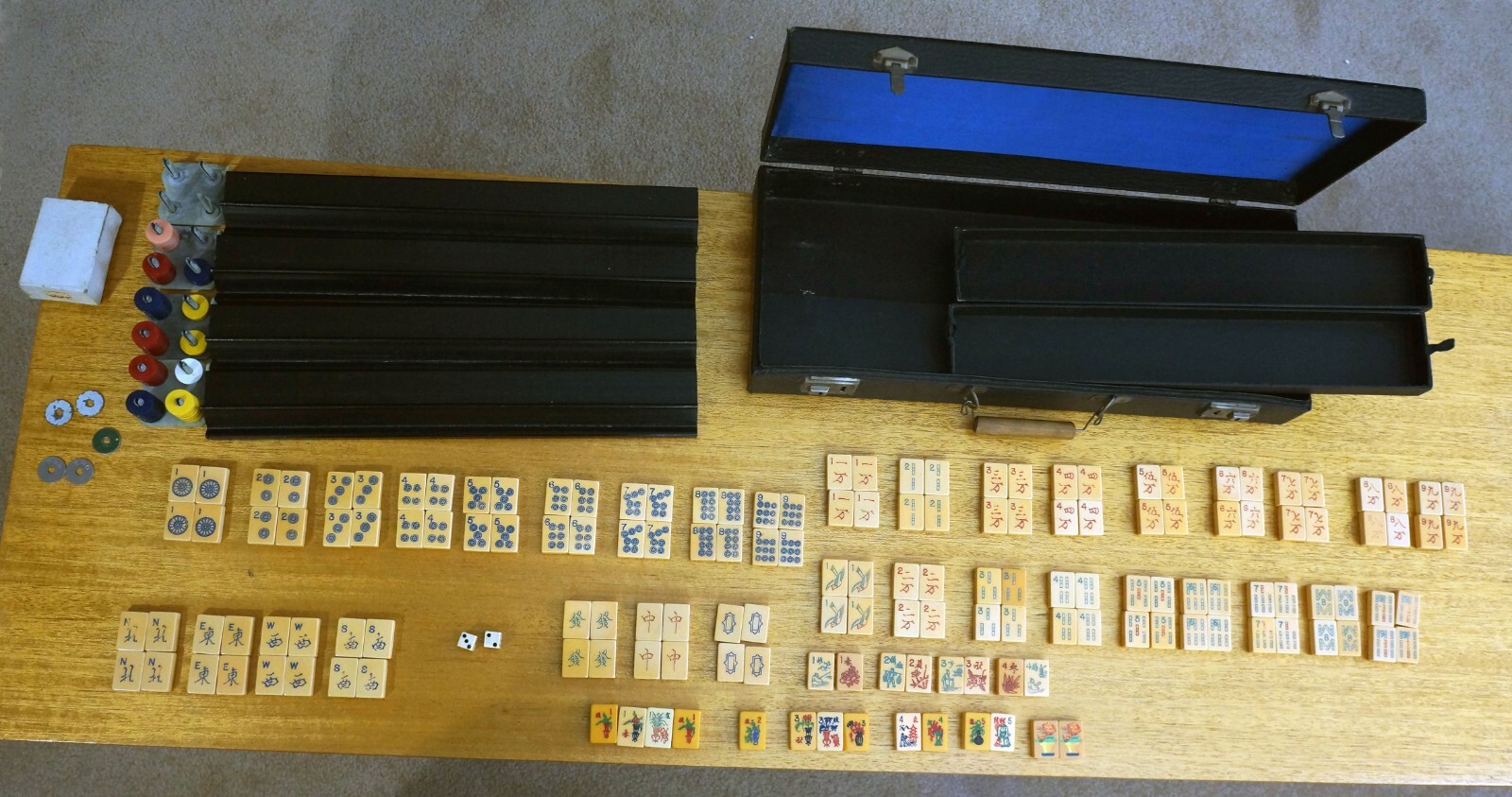 Vintage Mah Jong set 1930s 1 Family 158 tiles Bakelite Butterscotch Flower Tiles