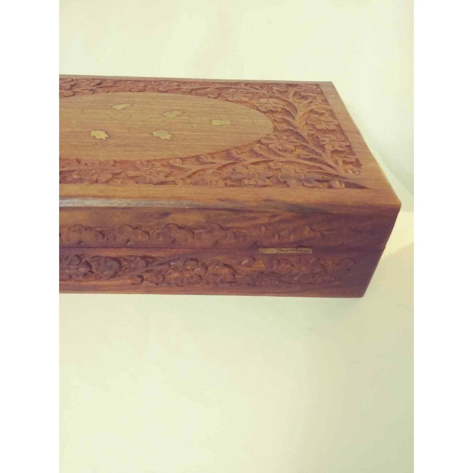 Caja de baratijas de madera tallada floral vintage flores y hojas doradas detalles con bisagras Foto 4 de 4