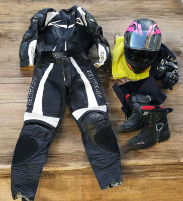 Motorrad-Komplettset   Lederkombi, Helm, Handschuhe, Stiefel   Top Zustand