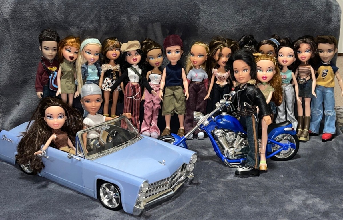 Bratz Doll Huge Lot of 18 Bratz FM Cruiser and Blue Motorcycle MGA 2001