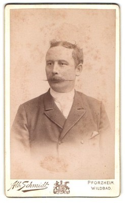 Fotografie Albert Schmidt, Pforzheim, Enzstraße 7½, Portrait eines Herrn mit Sc 