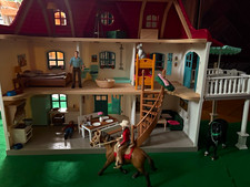 Schleich #42416 Wohnhaus mit Stall, Pferden u...