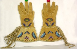 ca1900 PAIR OF NATIVE AMERICAN CROW INDIAN BEAD DECORATED HIDE GAUNTLETS GLOVES