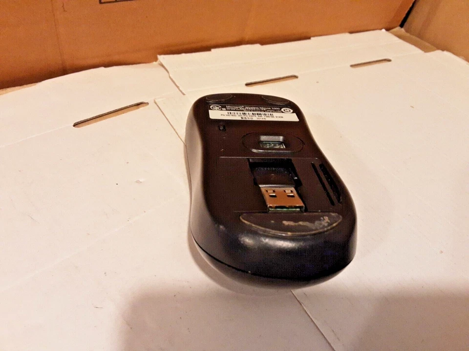 Microsoft 1454 Wireless 1000 Optical Scroll Wheel Mouse. REF:MOUSE - Image 2 of 3