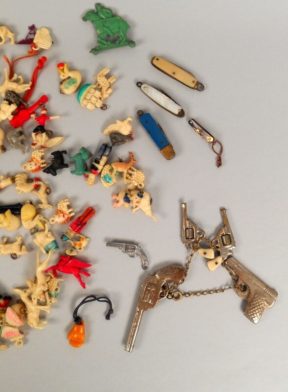 200 PLUS ANTIQUE CRACKER JACK PRIZES TOYS GUMBALL CHARMS TRINKETS