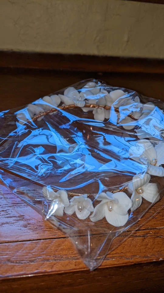 Diadema de flores y perlas tono marfil y dorado delicados pétalos de flores con perla Foto 3 de 4