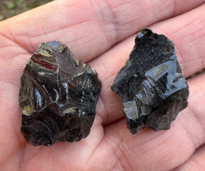 2 x SCHWARZE OBSIDIAN GROBE NATUR UNPOLIERTE STEINE 20mm - 23mm Ausweis