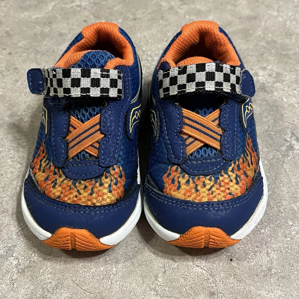 Zapatillas deportivas Saucony para niños talla 5,5 naranja azul llamas tema de carreras usadas en excelente estado Foto 3 de 4