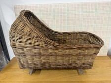 Bambole a dondolo vintage in vimini o orsacchiotti cesto, lettino, culla espositore prop