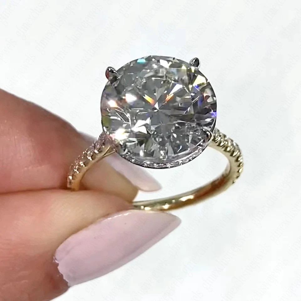 Anillo de compromiso envolvente redondo de moissanita de 4,75 quilates de oro sólido de dos tonos de 14 K Foto 2 de 4