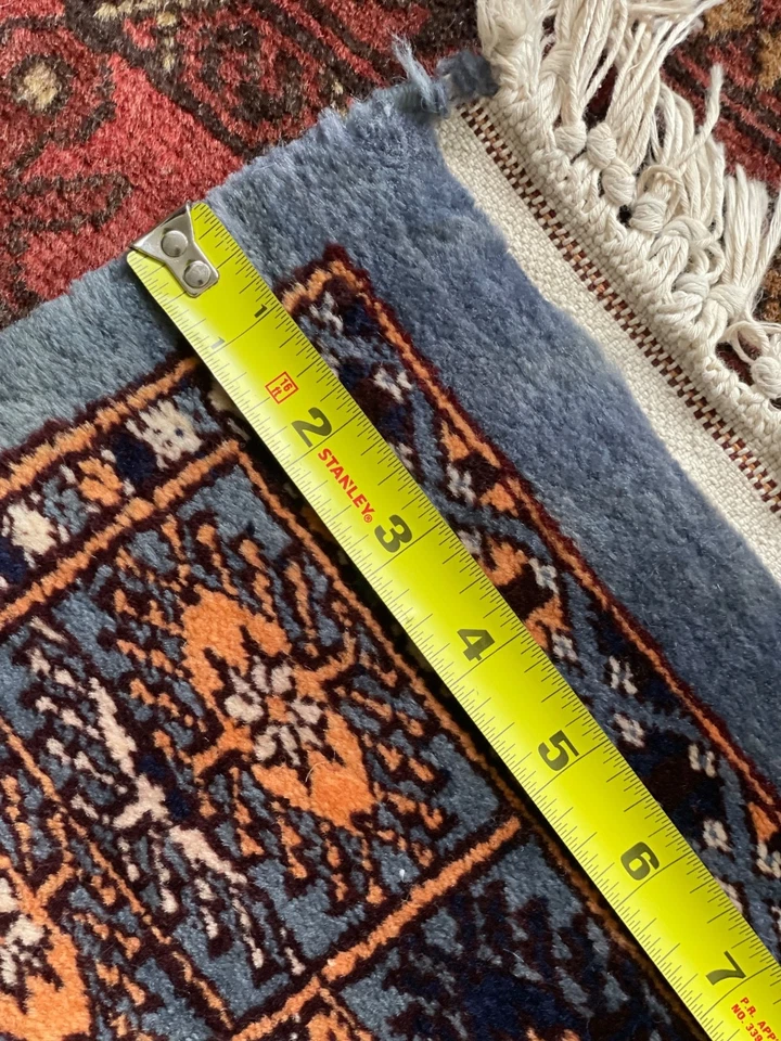 Alfombra mariposa azul Pakistán lana sedosa tejida a mano vintage ¡en perfecto estado!  Foto 4 de 4