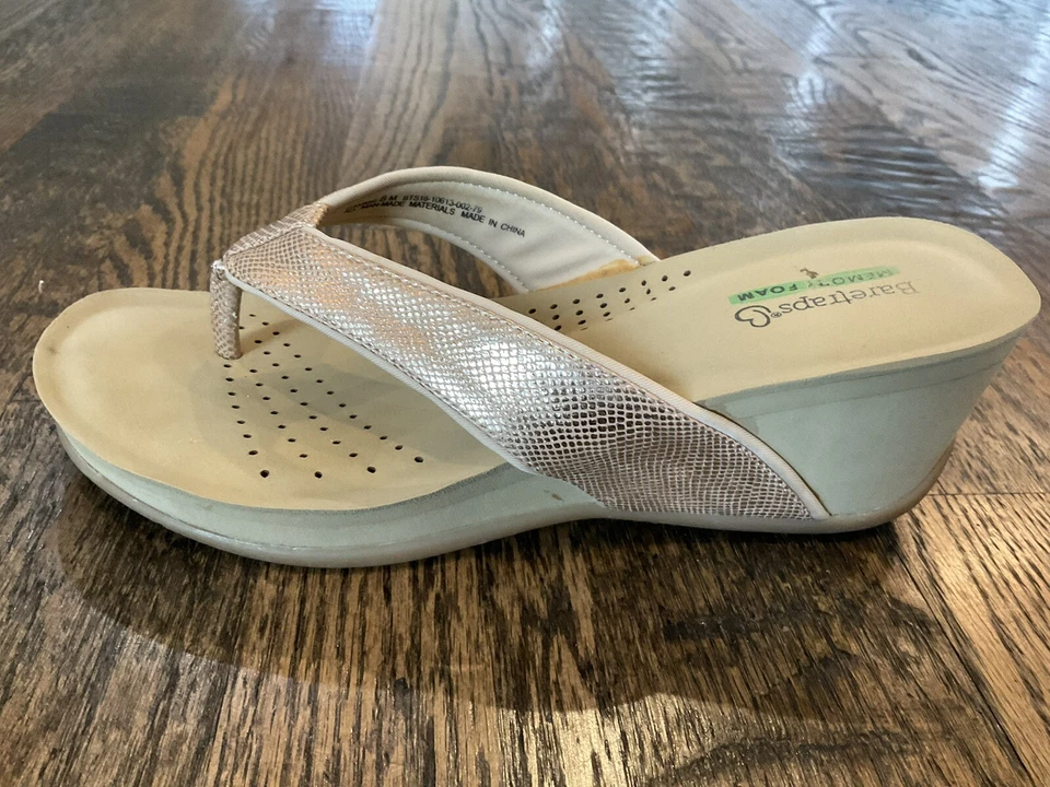 Sandalias de cuña BareTraps de espuma viscoelástica gammie oro rosa correa metálica para mujer 8 M Foto 4 de 4