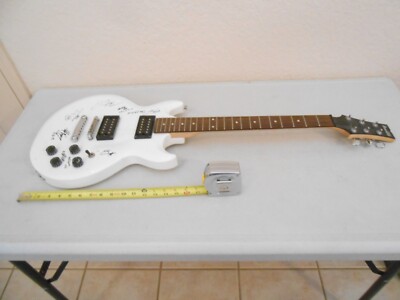 RARE UNIVERSAL ROYALTY BAND HAND SIGNED IBANEZ GIO ELECTRIC GUITAR GAX 70 ROCK