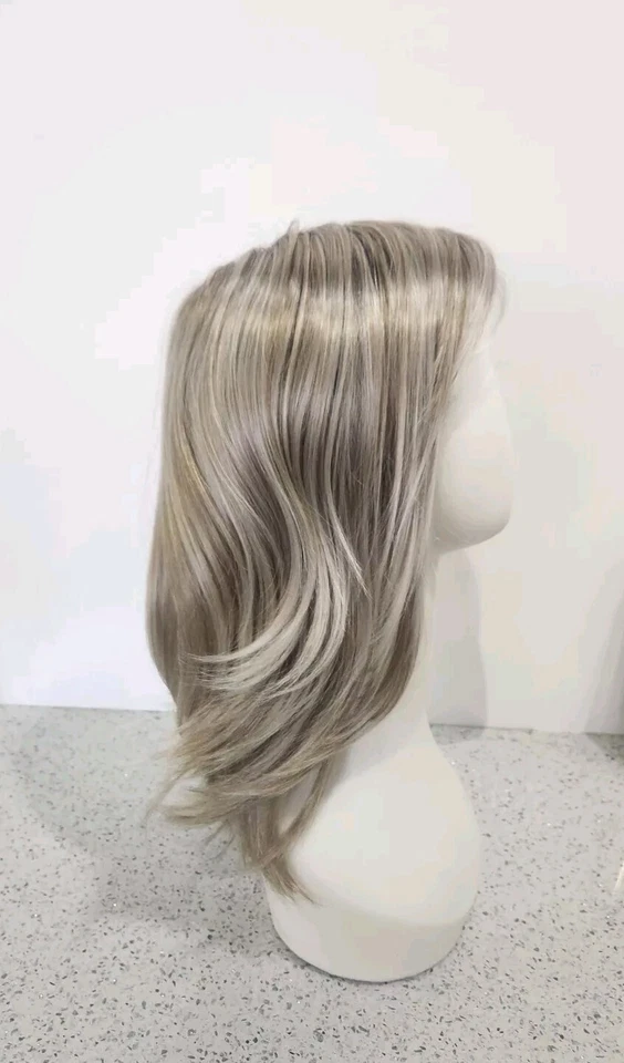 Peluca en capas Hope de Henry Margu corona monofilamento 10/613GR limitada rubia ceniza clara Foto 4 de 4