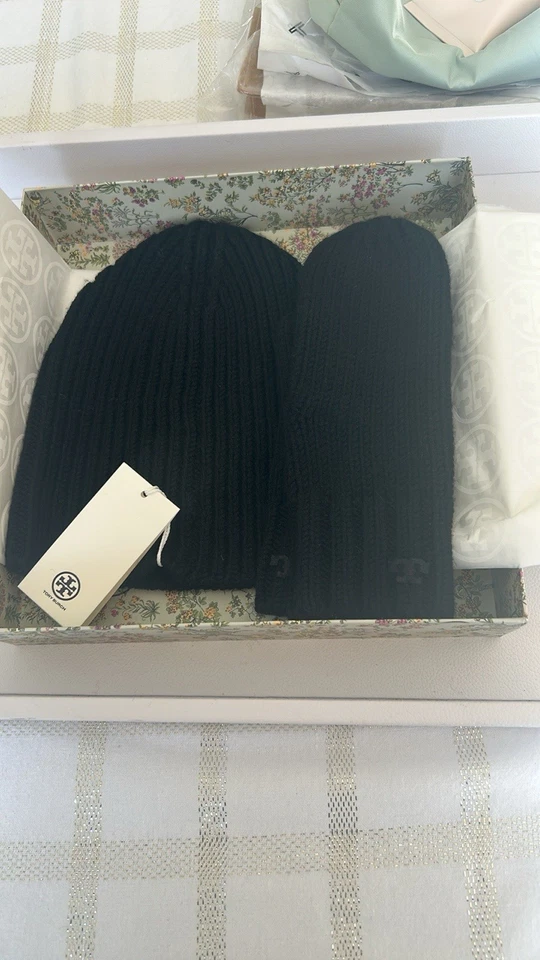 Juego de sombrero y guantes de lana merino acanalados Tory Burch, negro, 143132, venta al por menor $198 Foto 2 de 4