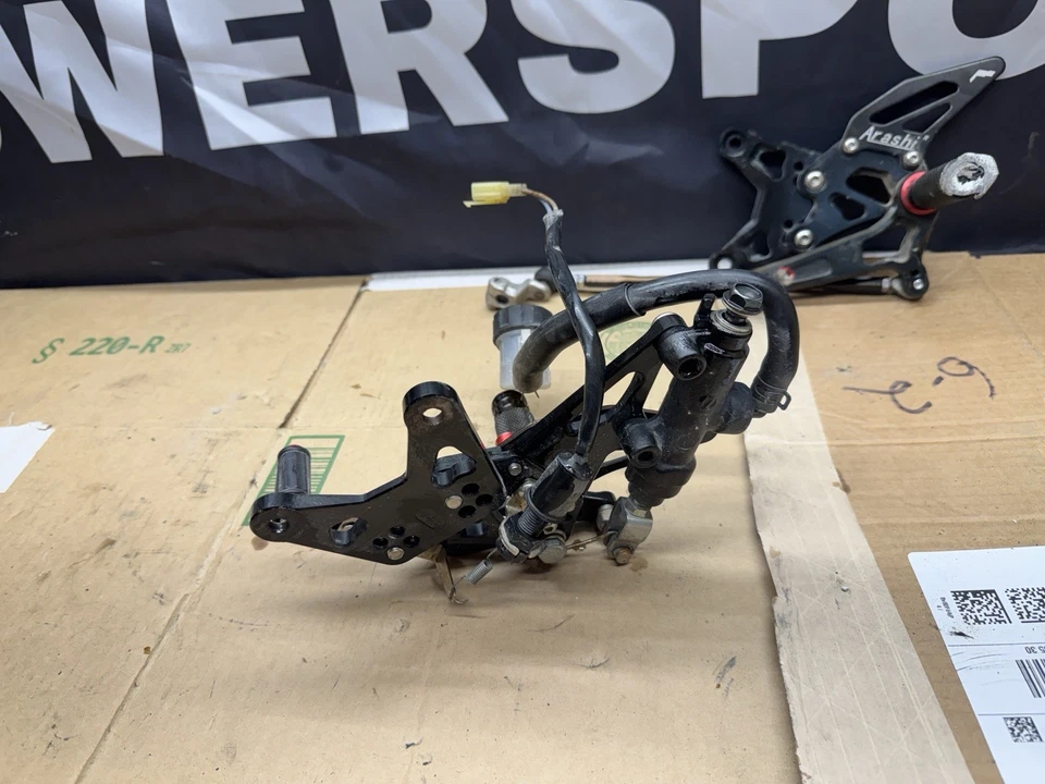 Juego de clavijas traseras derecho izquierdo Arashi Kawasaki Ninja ZX6R 2013-2018 Foto 4 de 4