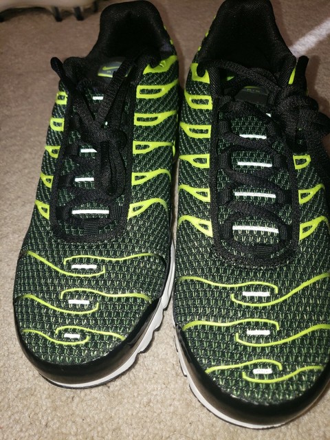 black volt air max plus