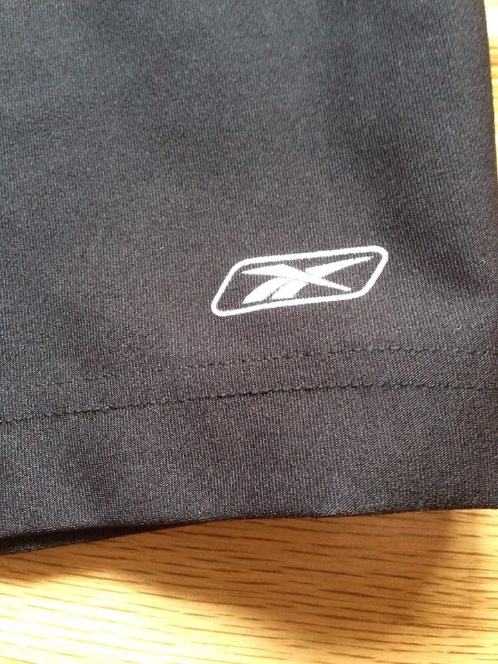 Pantalones cortos de entrenamiento Reebok negros para dama talla pequeña Foto 3 de 4