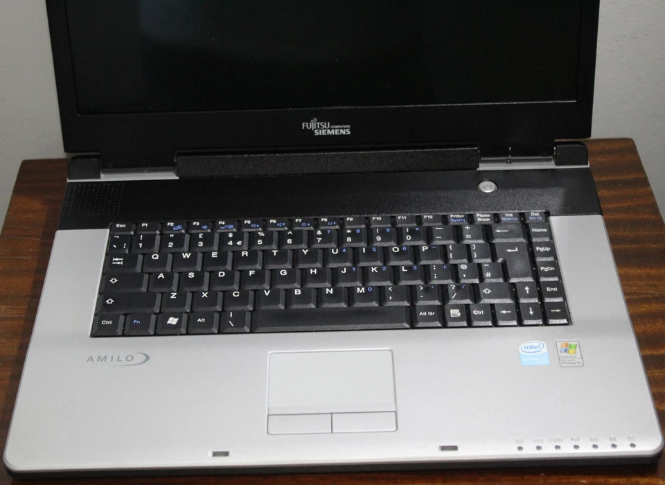 Fujitsu Amilo L7320GW Celeron Windows XP Laptop with 1gb Ram - Image 2 of 4