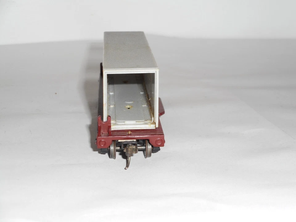 Tyco flatcar & unbranded container . Good overall cond. HO Scale. No box. - Image 4 of 4